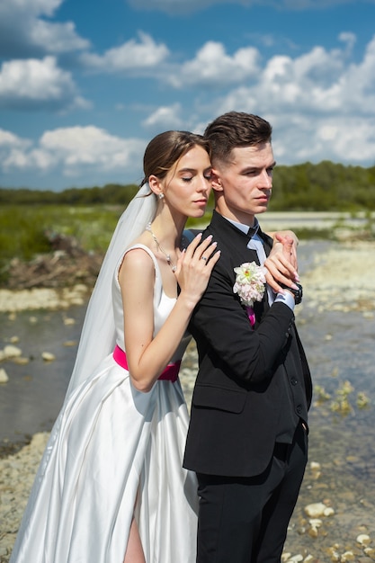 Schönes modisches Brautpaar am Hochzeitstag