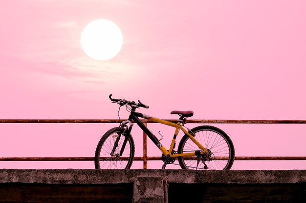 Schönes Mountainbike auf Betonbrücke mit buntem Sonnenlicht.