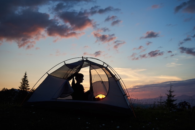 Schönes Nachtcamping bei Sonnenuntergang