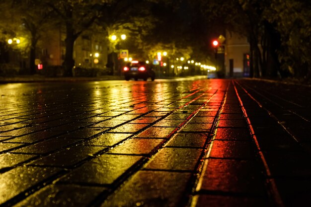 Schönes Nachtpflaster in der Stadt nach Regen