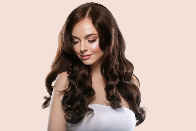 Schönes natürliches Haarhautfrauenporträt bilden langes lockiges Haar. Hintergrundfarbe gelb