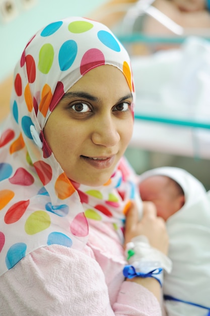 Schönes neugeborenes Baby in den Händen seiner Mutter.