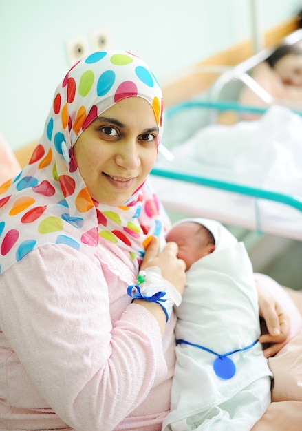 Schönes neugeborenes Baby in den Händen seiner Mutter.