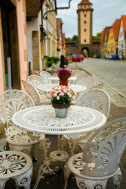 Schönes Open-Air-Café auf den Straßen der Märchenstadt Rothenburg, Deutschland