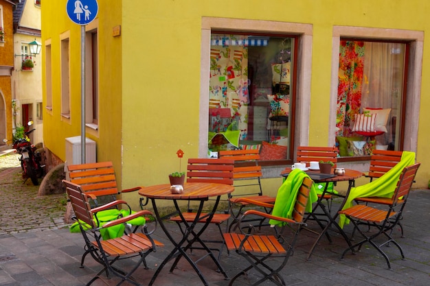 Schönes Open-Air-Café auf den Straßen der Märchenstadt Rothenburg, Deutschland