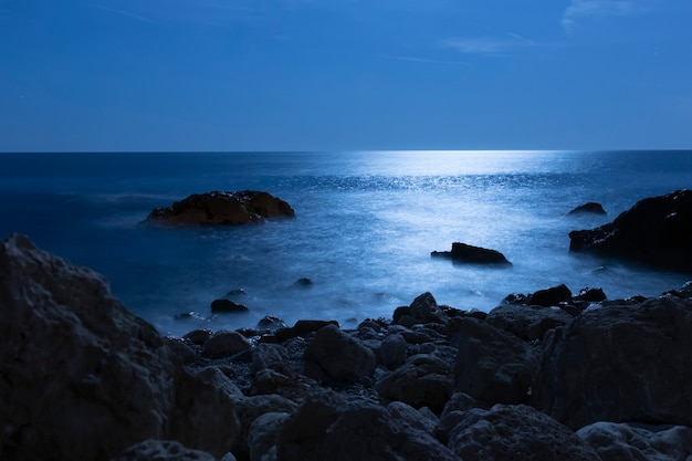 Foto schönes ozeanwasser vom küstenwinkel