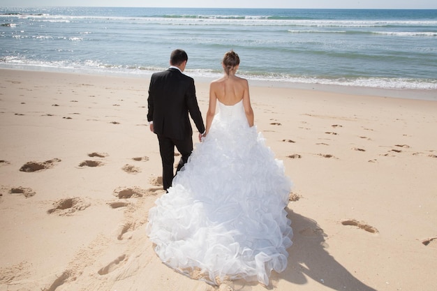 Schönes Paar am Strand im Hochzeitskleid