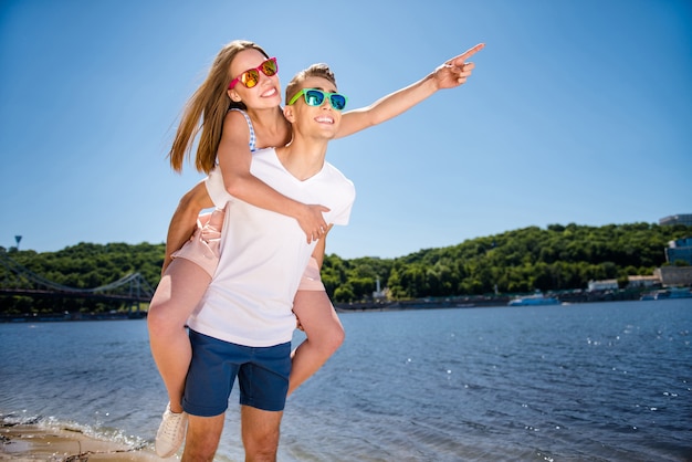 Schönes Paar am Strand zusammen