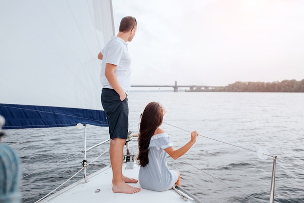 Schönes Paar auf Yachtbogen.