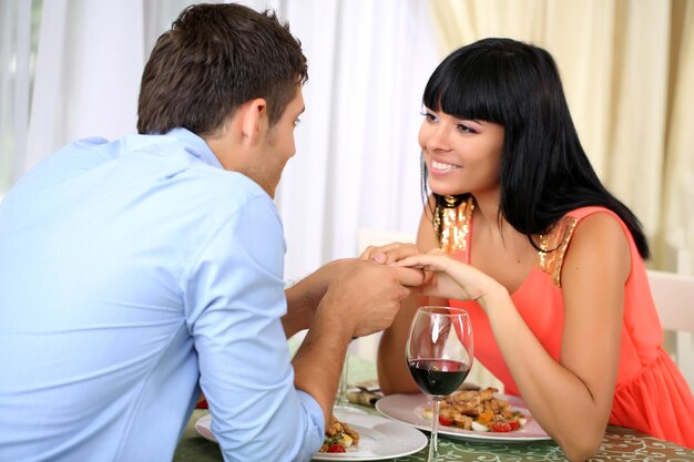 Schönes Paar beim romantischen Abendessen im Restaurant?