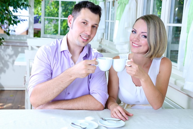 Schönes Paar beim romantischen Abendessen im Restaurant?