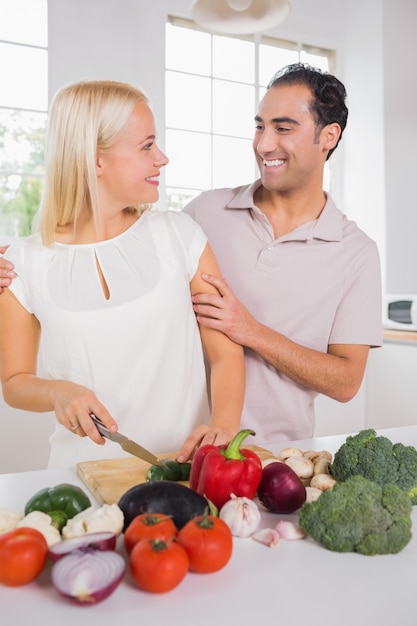 Schönes Paar bereitet das Abendessen vor