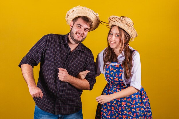 Schönes Paar, das typische Kleidung für das Festa Junina Dancing trägt