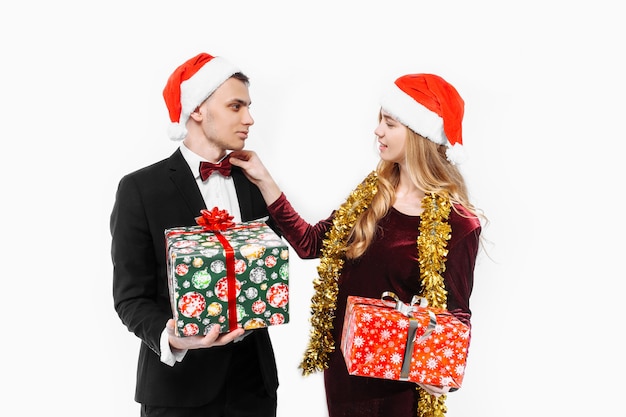 Schönes Paar, das Weihnachtsgeschenke gibt