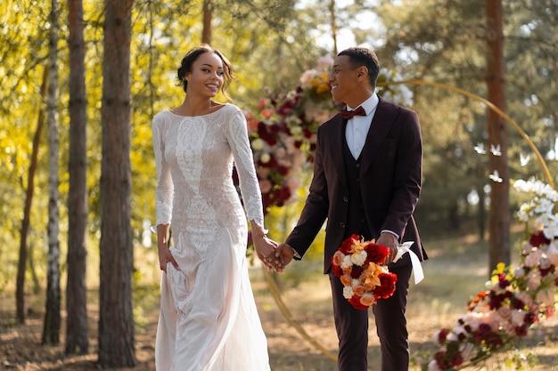 Schönes Paar der Vorderansicht bei ihrer Hochzeit