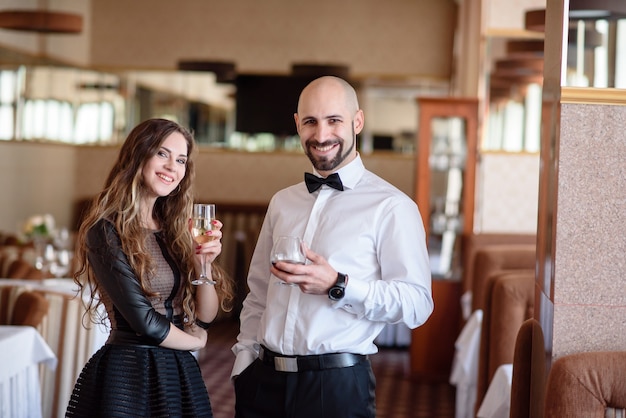 Schönes Paar feiert und trinkt Champagner im Restaurant