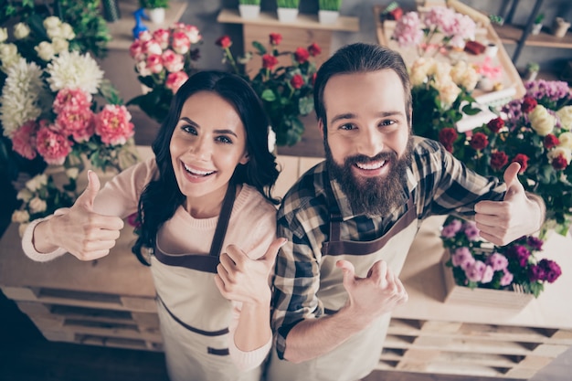 Schönes Paar im Blumenladen