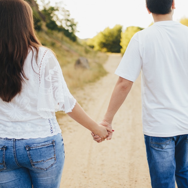 Schönes Paar im Freien hat romantische Fotosession. Hochwertiges Foto