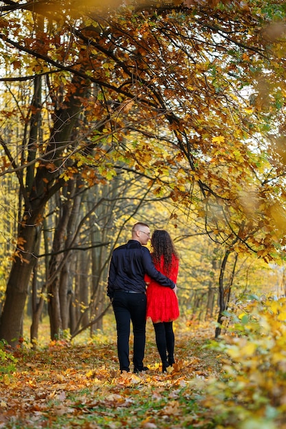 Schönes Paar im Herbstwald