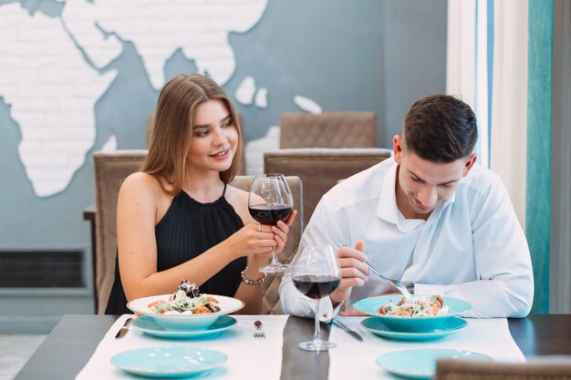 Schönes Paar in einem Restaurant