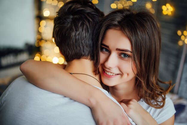 Schönes Paar in ihrem Zimmer. Auf dem Bett sitzen