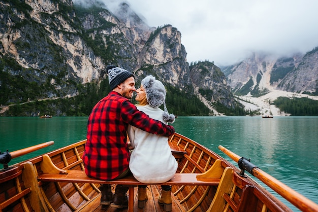 Schönes Paar junger Erwachsener, die einen Alpensee bei Braies Italien besuchen