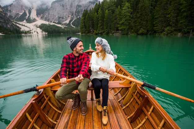 Schönes Paar junger Erwachsener, die einen Alpensee bei Braies Italien besuchen