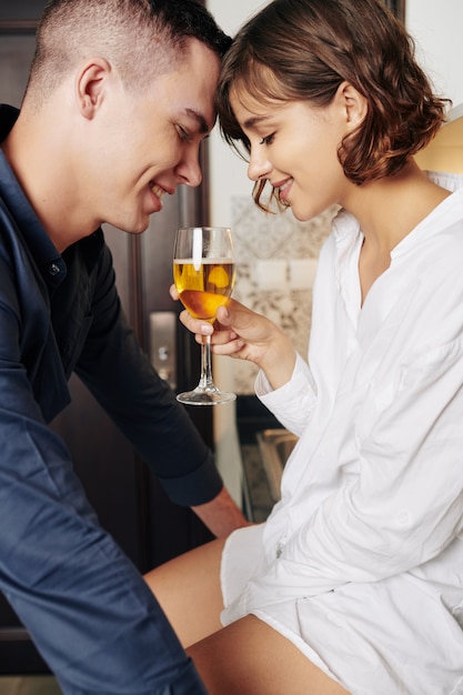 Schönes Paar mit einem Glas Wein