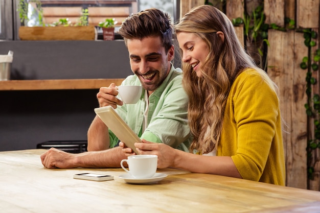 Schönes Paar mit einem Tablet PC