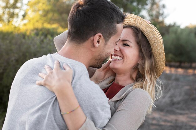 Schönes Paar verbringt Zeit zusammen am Valentinstag