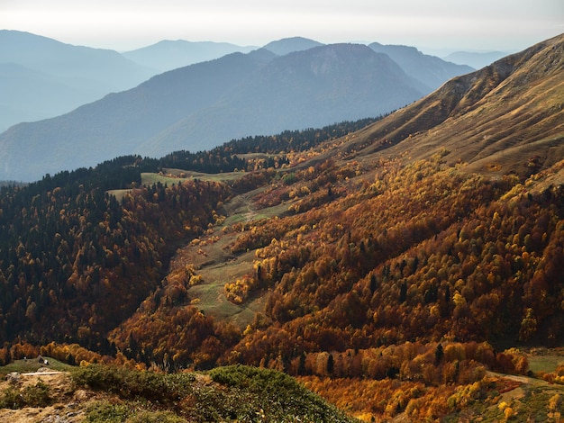 Schönes Panorama der Berge Freiheit und Schönheit der Natur Herbstblick auf die Kaukasusberge i ...