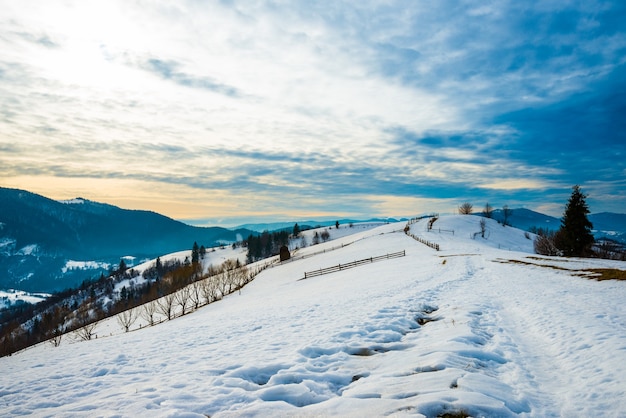 Schönes Panorama der Berghänge mit Wanderwegen mit Blick auf die Hügel und Nadelwälder