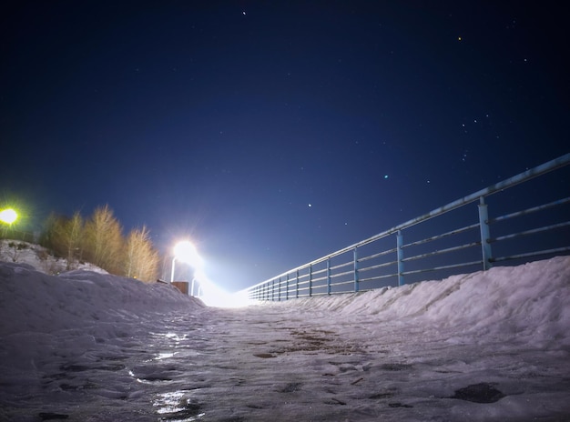 Schönes Panorama der Wolga im Winter