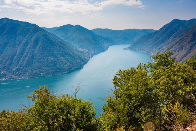 Schönes Panorama des Comer Sees im Sommer, berühmtes Tourismusziel