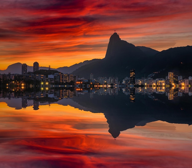 Schönes Panorama von Rio de Janeiro in der Dämmerung Brasilien