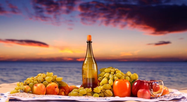 Schönes Picknick an einem wunderschönen Strand