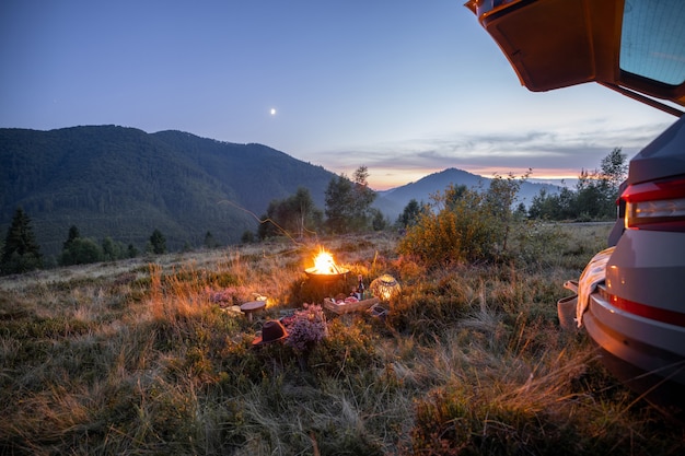 Foto schönes picknick mit lagerfeuer in den bergen