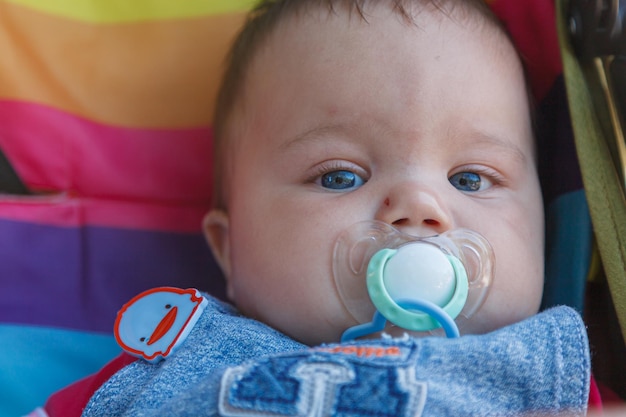 Foto schönes porträt eines jungen, der in einem kinderwagen liegt