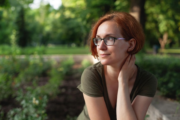 Schönes Porträt eines Mädchens mit Brille. Ruhe im Park