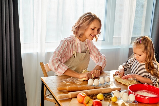 Schönes Porträt von Mutter und Tochter, die Zeit zusammen verbringen