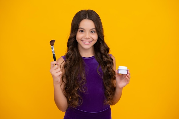 Schönes Porträt von Teenager-Mädchen Kind Künstler tragen Puder mit Make-up-Pinsel auf Make-up-Produkte Schönheit und Kosmetik für Teenager Glückliches Mädchen Gesicht positive und lächelnde Emotionen