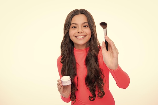 Schönes Porträt von Teenager-Mädchen Kind Künstler tragen Puder mit Make-up-Pinsel auf Make-up-Produkte Schönheit und Kosmetik für Teenager Glückliches Mädchen Gesicht positive und lächelnde Emotionen