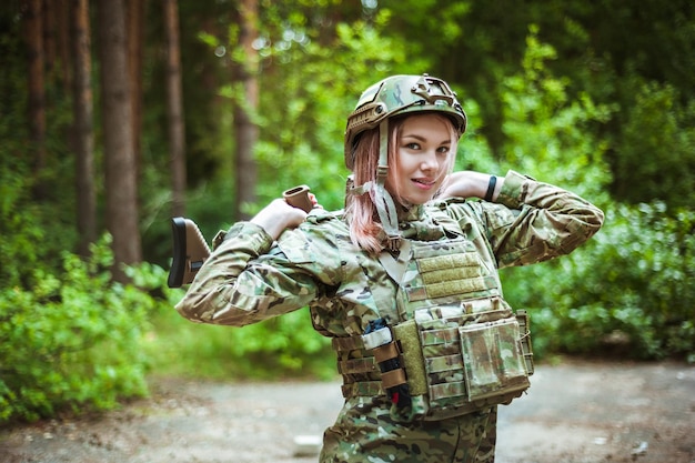 Schönes Portrait eines Mädchens, das eine Waffe hält