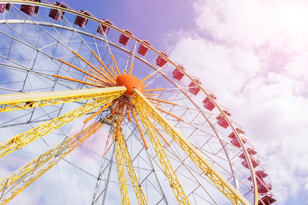 Schönes Riesenrad auf des sonnigen Himmels