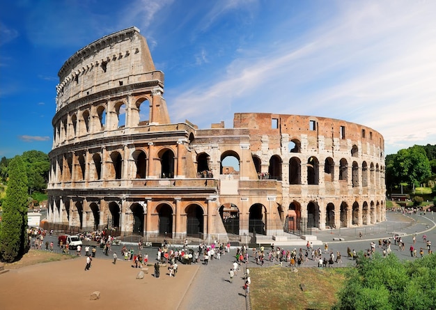 Schönes römisches Kolosseum am Sommertag, Italien