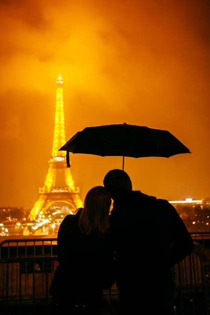 Schönes romantisches Paar in Paris in der Nähe des Eiffelturms