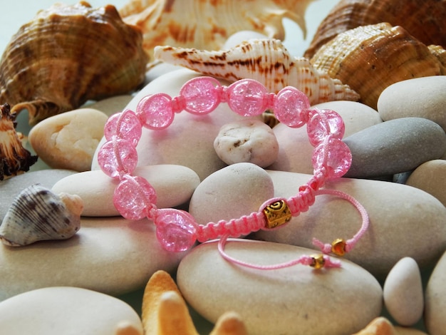 Schönes rosa Armband auf Steinen