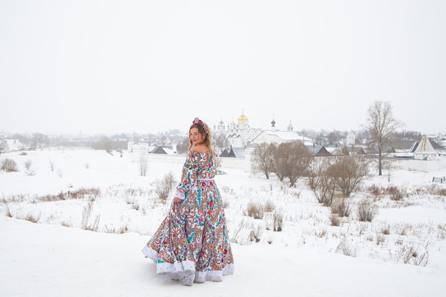 Schönes russisches Mädchen in einer Winternationalkleidung