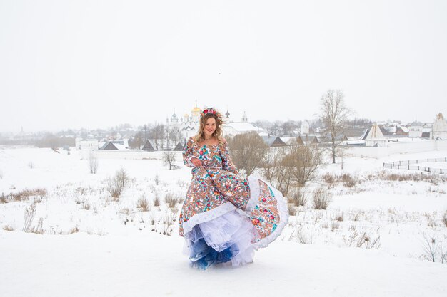 Schönes russisches Mädchen in einer Winternationalkleidung