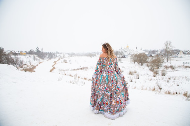 Schönes russisches Mädchen in einer Winternationalkleidung